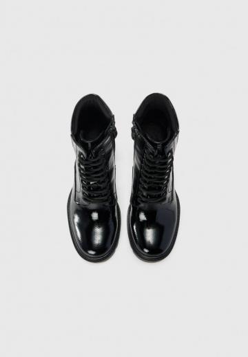 Ботинки на шнуровке