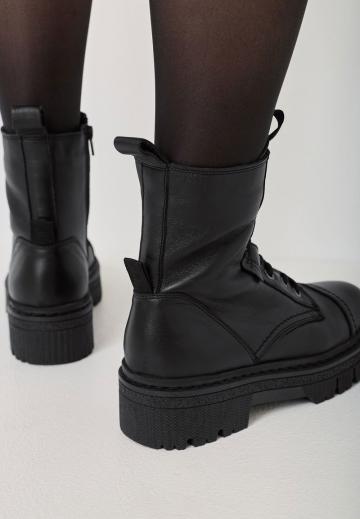 Ботинки на шнуровке