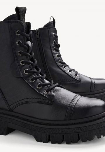 Ботинки на шнуровке
