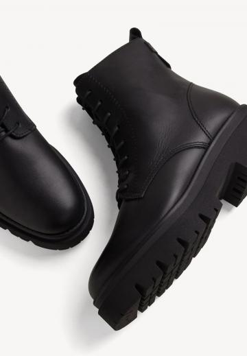 Ботинки на шнуровке