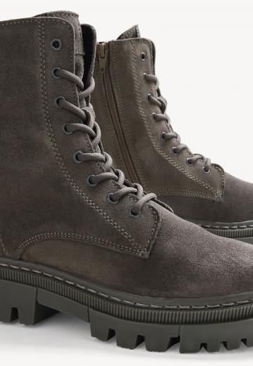 Ботинки на шнуровке