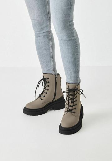 Ботинки на шнуровке
