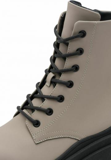 Ботинки на шнуровке