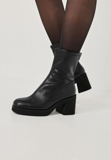 Полусапожки на высоком каблуке