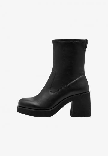 Полусапожки на высоком каблуке