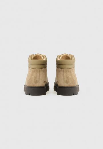 Ботинки на шнуровке