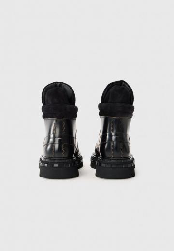 Ботинки на шнуровке