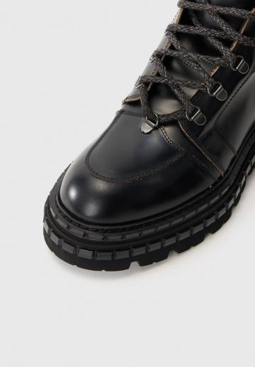 Ботинки на шнуровке