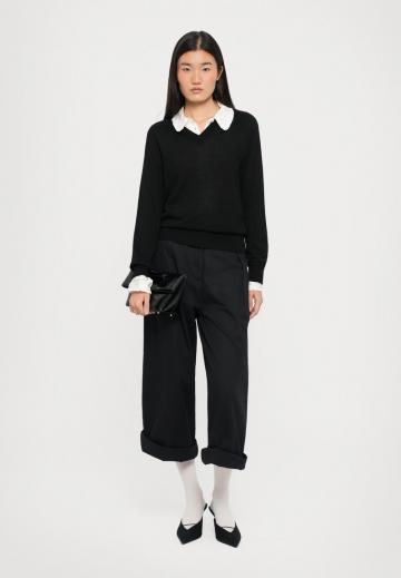 Пуловер с вырезом V