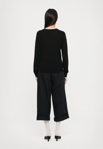 Пуловер с вырезом V