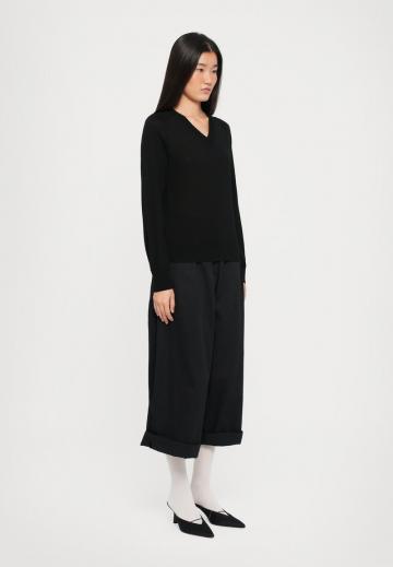 Пуловер с вырезом V