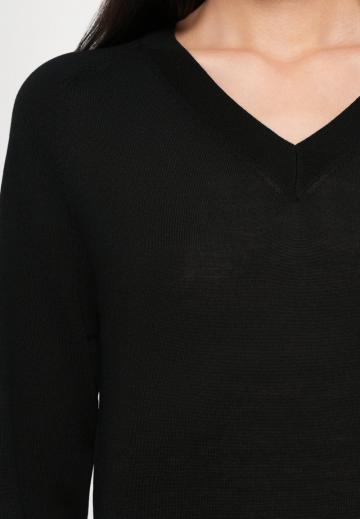 Пуловер с вырезом V