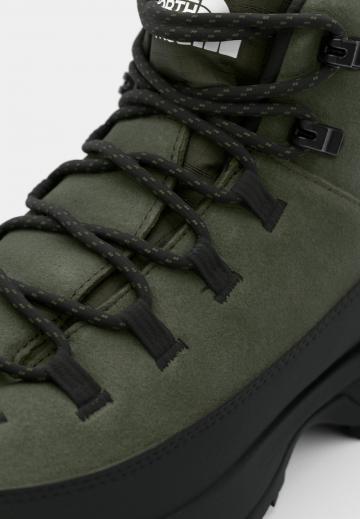 Походные ботинки