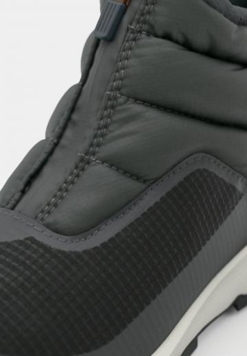 Спортивные сапоги