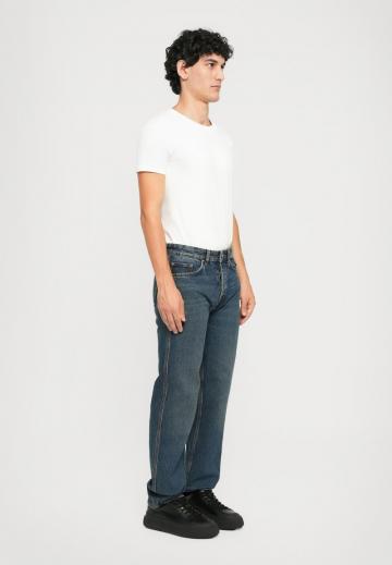Прямые джинсы