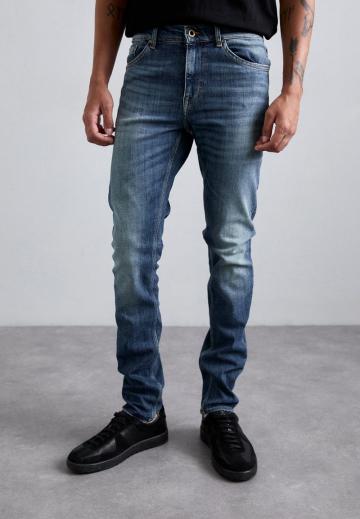 Узкие джинсы