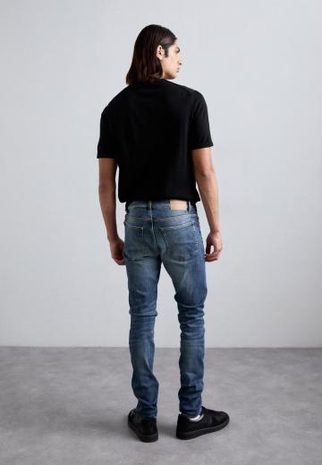 Узкие джинсы