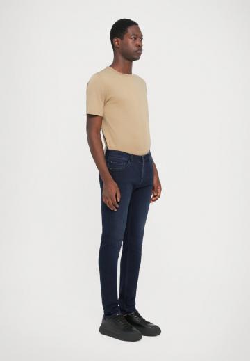 Узкие джинсы