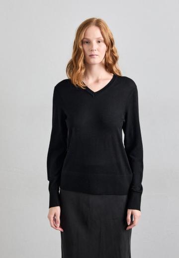 Пуловер с вырезом V