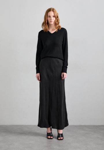 Пуловер с вырезом V