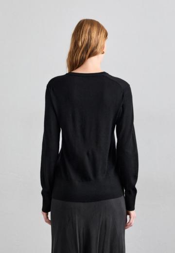 Пуловер с вырезом V