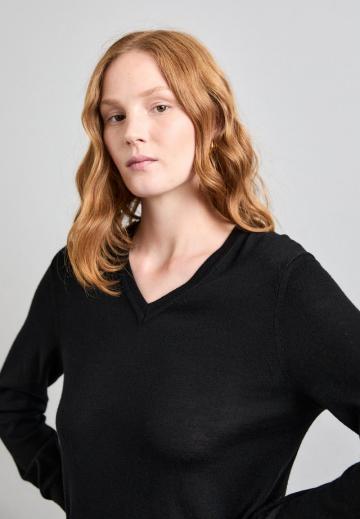 Пуловер с вырезом V