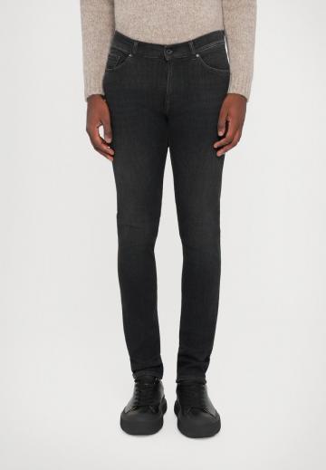 Узкие джинсы