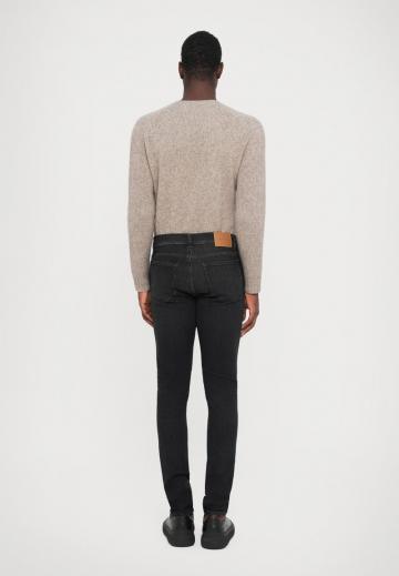 Узкие джинсы