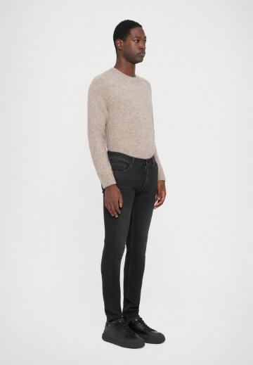 Узкие джинсы