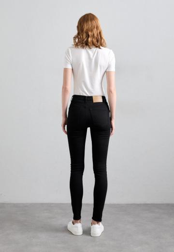 Узкие джинсы
