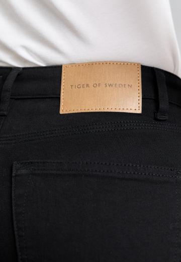 Узкие джинсы