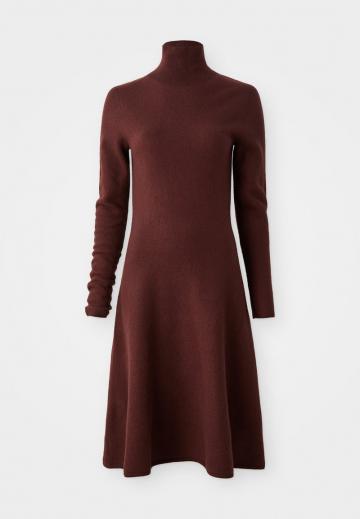 Вязаное платье