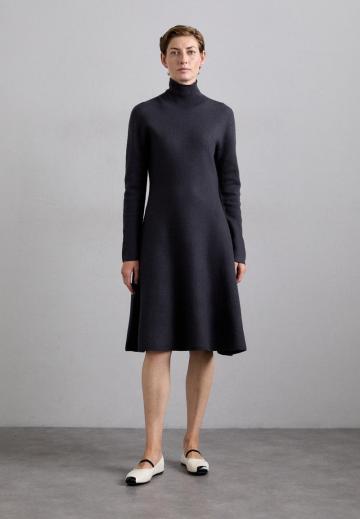 Вязаное платье