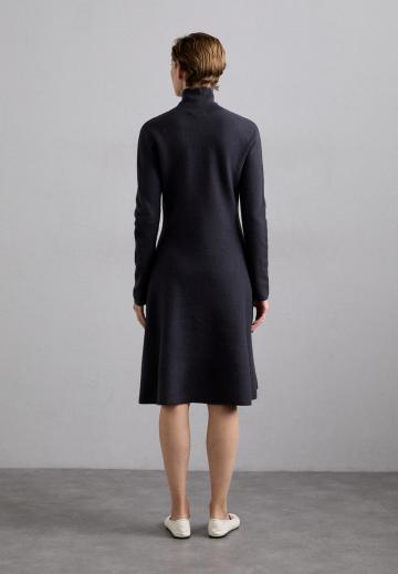 Вязаное платье