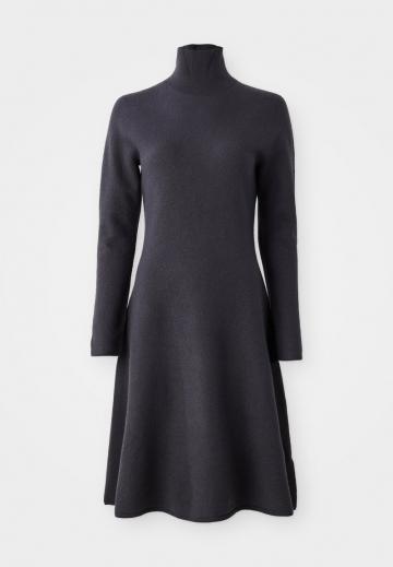 Вязаное платье