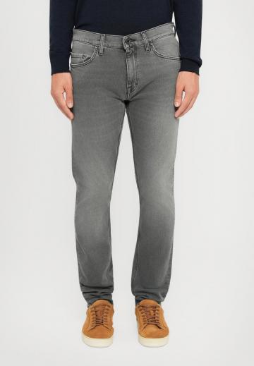 Узкие джинсы
