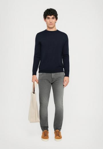 Узкие джинсы