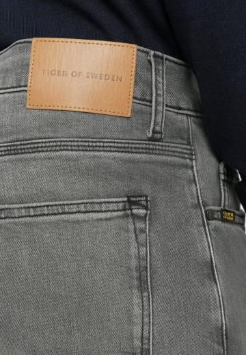 Узкие джинсы