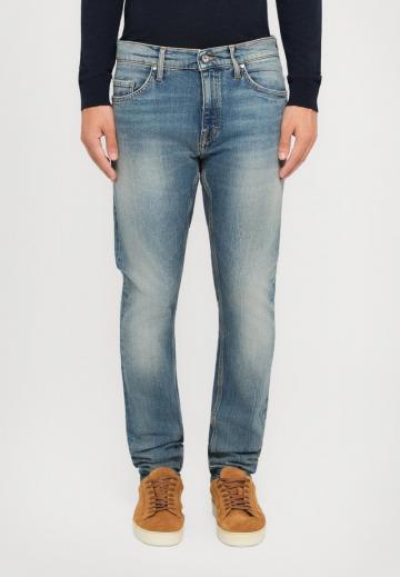 Узкие джинсы