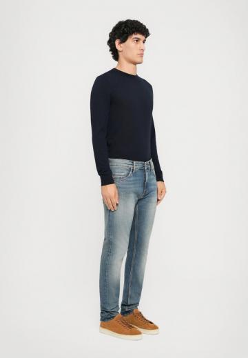 Узкие джинсы