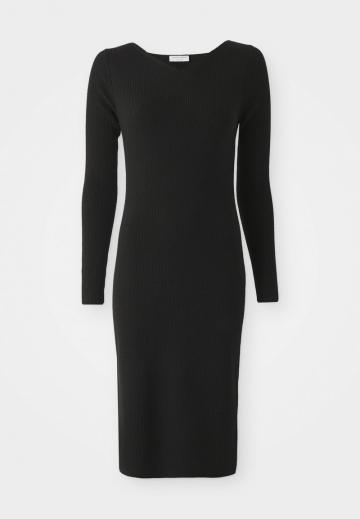 Вязаное платье