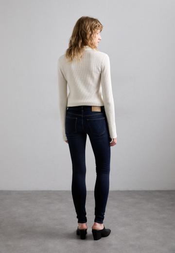 Узкие джинсы