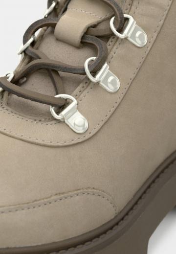 Ботинки на шнуровке