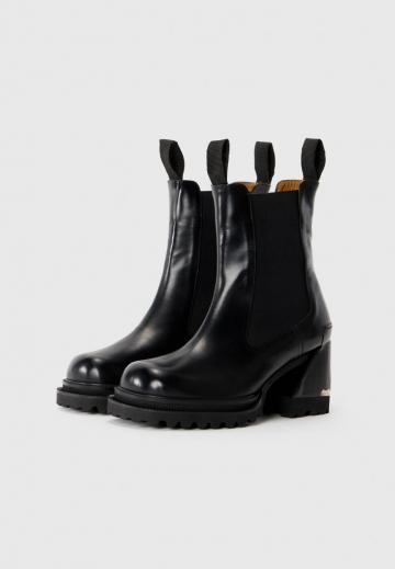 Высокие сапоги