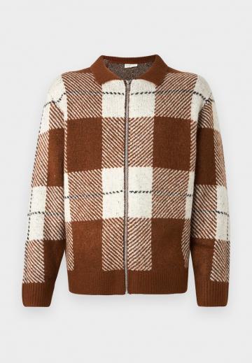 Вязаная кофта