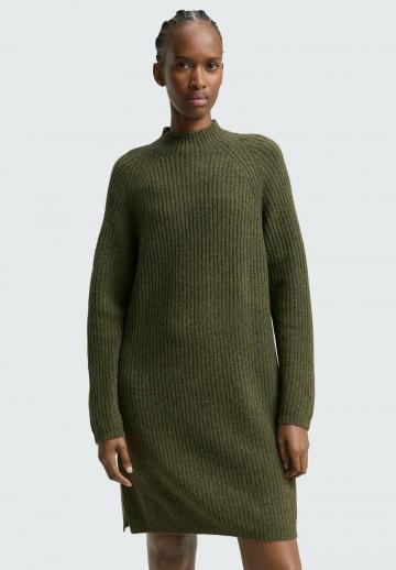 Вязаное платье