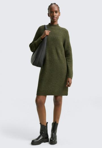Вязаное платье