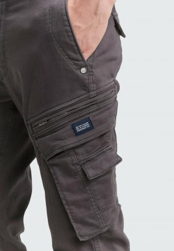 Брюки с накладными карманами