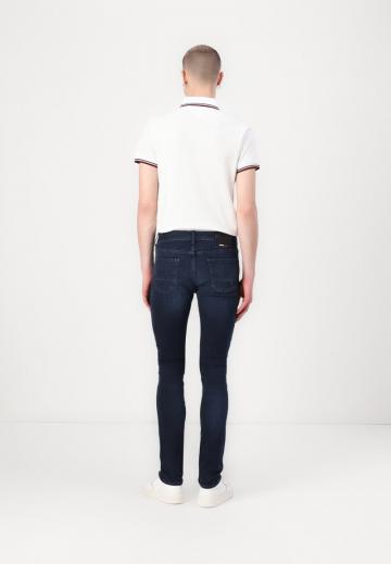 Узкие джинсы