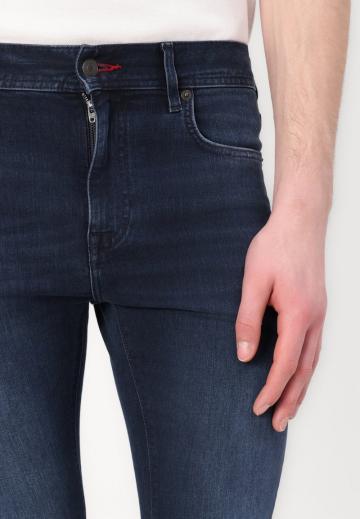 Узкие джинсы